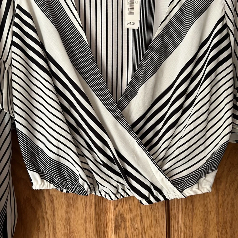 Gianni Bini slightly bow sleeve crisscross top - Picture 4 of 8